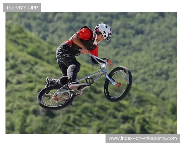 BMX 小轮车选手飞跃障碍近乎失重