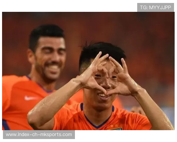 刘诚宇接陶强龙传中，禁区内凌空铲射建功