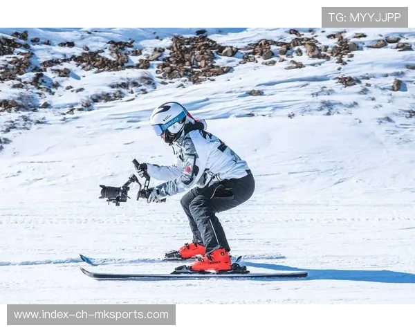 滑雪玩家雪地摆造型引发摄影师疯狂跟拍 滑雪玩家雪地摆造型引发摄影师疯狂跟拍