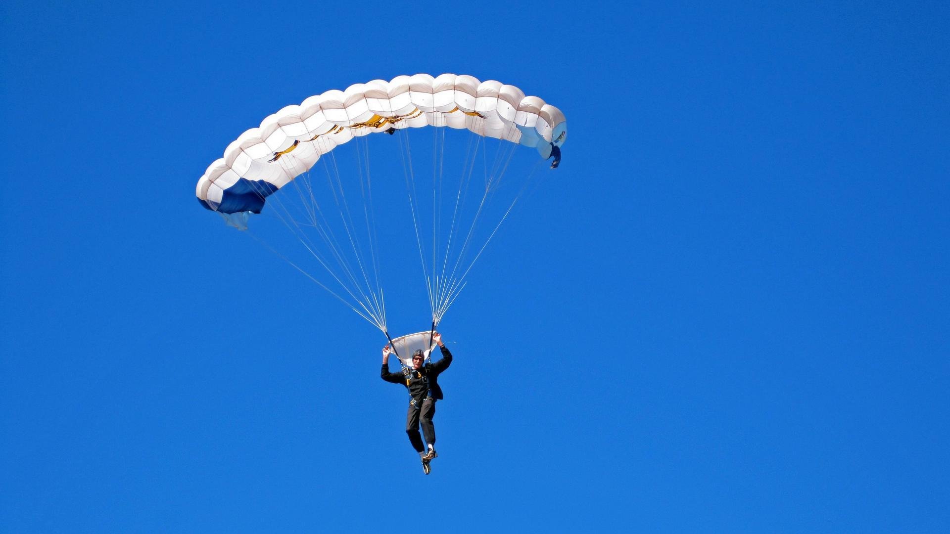 全国传统弓射箭邀请赛 古装选手亮相古城墙下